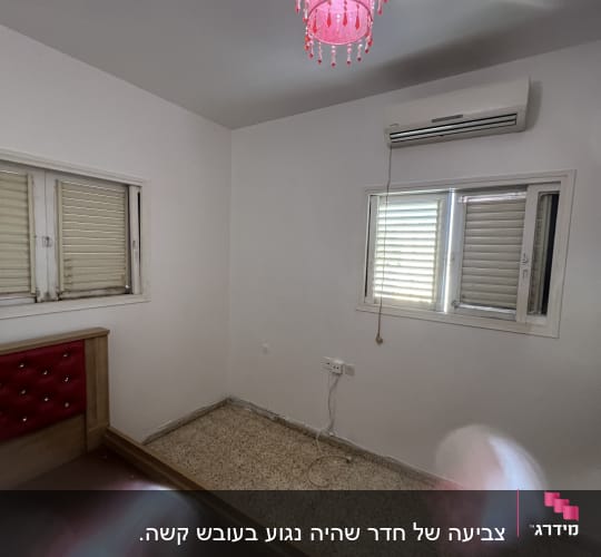 חדר ריק עם מנורה ורודה ותאורה טבעית